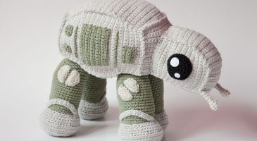 Adorable ce marcheur d'AT-AT de Star Wars réalisé au crochet ! - %%sitename%%