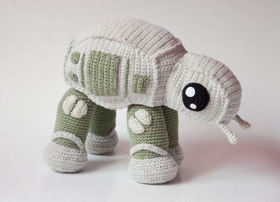 Adorable-ce-marcheur-TB-TT-de-Star-Wars-realise-au-crochet