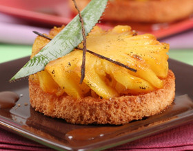 Ananas-roti-a-la-vanille-et-flambe-au-rhum