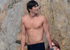 Ashton Kutcher et ses abdos qui tuent - %%sitename%%