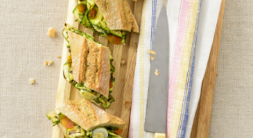 Baguette à la pourtargue, aux courgettes et pesto à la roquette - %%sitename%%
