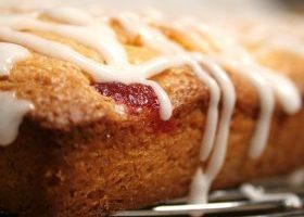 Blondie au chocolat blanc et éclats de fraises séchées