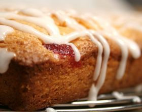 Blondie-au-chocolat-blanc-et-eclats-de-fraises-sechees-par-Rosie62