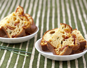 Cake-au-chorizo-fromage-blanc-piment-et-ciboulette