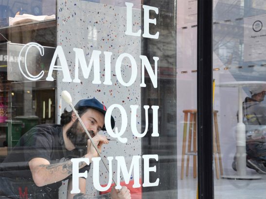 Cet-artiste-est-peintre-en-lettres