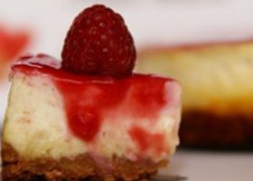 Cheesecake Framboises et Chocolat blanc, pointe de Cardamome - %%sitename%%