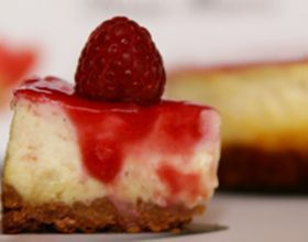 Cheesecake-framboises-et-chocolat-blanc-pointe-de-cardamome-par-Ccrijvia