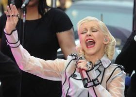 Christina Aguilera chante sous la pluie - %%sitename%%