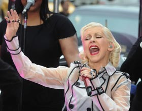 Christina-Aguilera-impermeable-transparent-concert