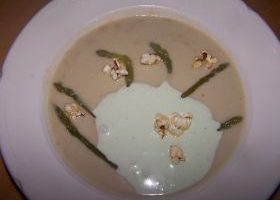 Crème d'asperge glacée et pop corn au piment d'espelette