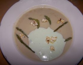 Creme-d-asperges-glacee-et-pop-corn-aux-piment-d-espelette-par-Adidasboy