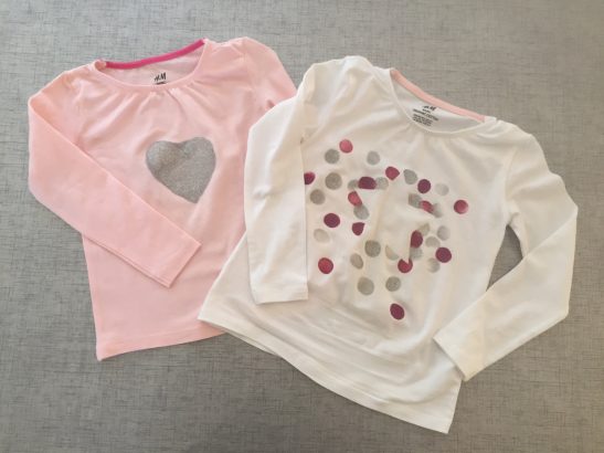 Customiser-un-T-shirt-une-idee-de-cadeau-que-l-on-peut-realiser-avec-les-enfants.-Pour-offrir-ou-pour-se-faire-plaisir