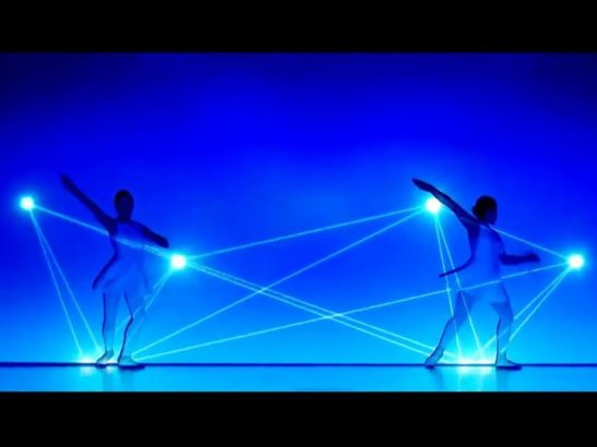 Danse-et-projections-videos-se-conjuguent-dans-les-shows-magiques-d-Enra