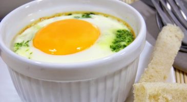 Des oeufs cocotte aux épinards - %%sitename%%