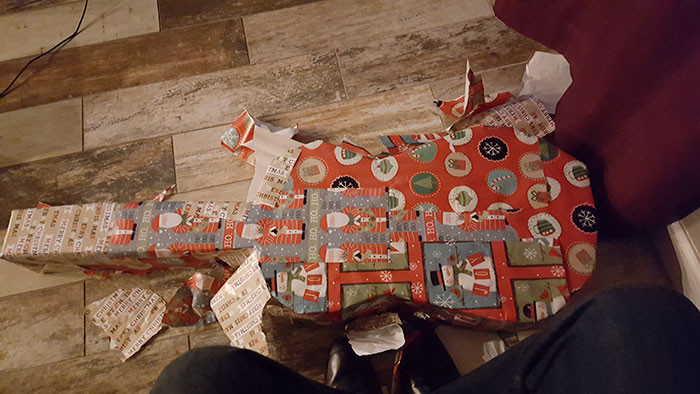 Drole-!-Le-cadeau-de-Noel-surprise-d-un-frere-a-un-autre