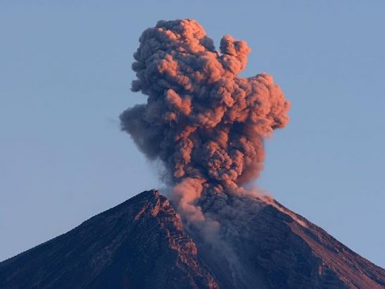 Eruption-du-piton-de-la-fournaise-a-la-Reunion