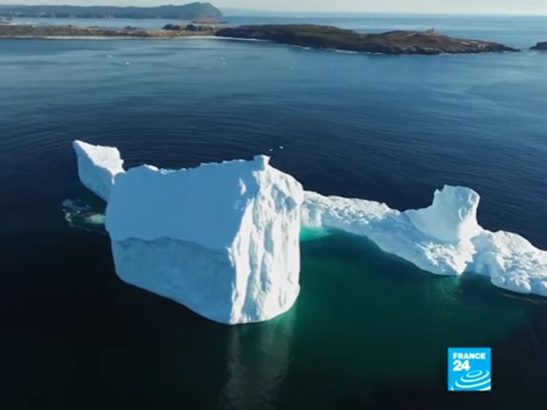 Exceptionnel-!-Au-Canada-un-enorme-iceberg-attire-une-foule-de-curieux