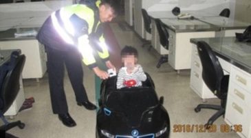 Fou ! Un garçon de 4 ans a conduit seul une voiture-jouet sur - %%sitename%%