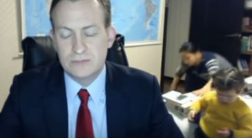 Hilarant ! Cet expert interviewé par la BBC découvre les joies du télétravail !