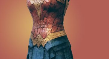 Il fabrique le costume de Wonder Woman avec du scotch !