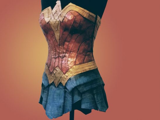 Il-fabrique-le-costume-de-Wonder-Woman-avec-du-scotch-!