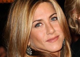 Jennifer Aniston surfe pour trouver l'amour - %%sitename%%