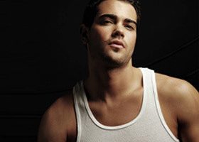 Mais qui est donc ce minet au torse lisse et à la main verte ?