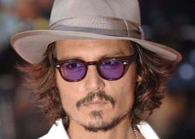 Johnny Depp, un rockeur aux deux gardes du corps - %%sitename%%