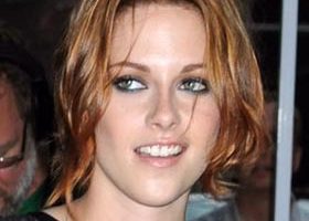 Kristen Stewart lâche le brun pour un roux flamboyant - %%sitename%%