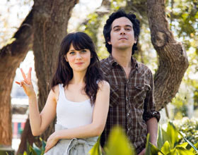 L-actrice-Zooey-Deschanel-chante-et-on-est-fan