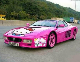La-voiture-de-course-Hello-Kitty