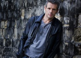 Lambert Wilson va vous emporter 'Loin'