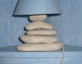 Lampe-en-galets-par-Acafer