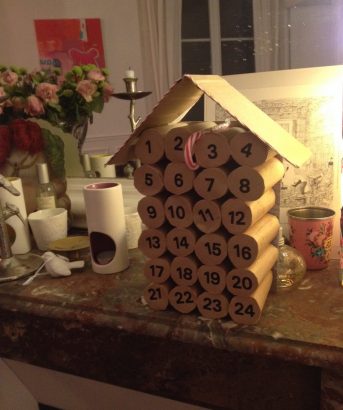 Le-calendrier-de-l-avent-en-forme-de-maisonnette