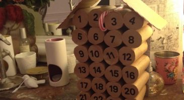 Le calendrier de l’avent en forme de maisonnette.