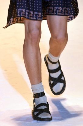 Le-retour-fracassant-des-chaussettes-dans-les-sandales