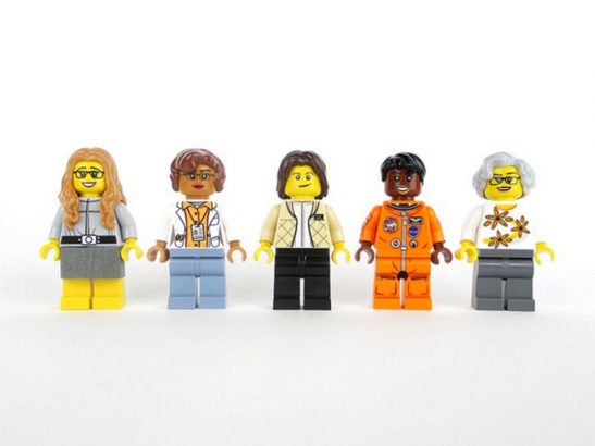 Lego-rend-hommage-a-5-femmes-de-la-NASA-en-creant-des-figurines-a-leur-effigie