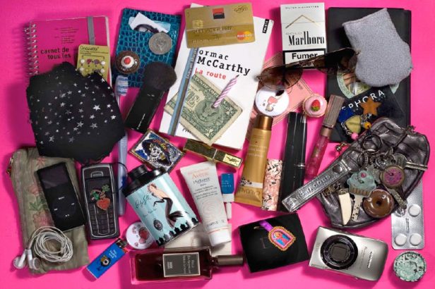 Les-trucs-les-plus-WTF-que-l-on-peut-trouver-dans-mon-sac-a-main
