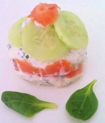 Mille-feuille-concombre-saumon-fume-tzatziki