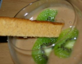 Mousse-aux-bananes-emulsion-a-la-prune-et-rondelles-de-kiwi-par-Aurelizz