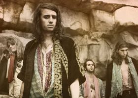 On adore le clip : "Plage" de Crystal Fighters