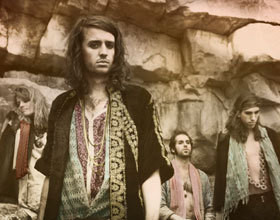 On-adore-le-clip-Plage-de-Crystal-Fighters