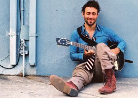 On adore le premier extrait "Hello Alone" du nouvel album de Charlie Winston
