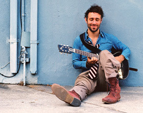 On-adore-le-premier-extrait-Hello-Alone-du-nouvel-album-de-Charlie-Winston