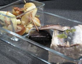 Papeton-d-aubergines-et-sardines-pannequet-noir-aux-oignons-confits-rattes-sautees-a