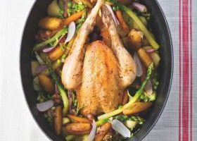 Poulet Fermier d'Auvergne rôti en cocotte lutée, accompagné de ses petits légumes cuits - %%sitename%%
