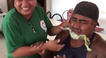 Quand un homme se fait épiler la barbe à la cire...