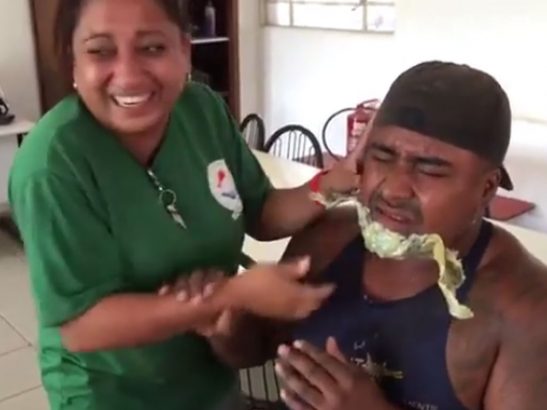 Quand-un-homme-se-fait-epiler-la-barbe-a-la-cire