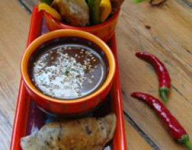 Raviolis-mexicains-et-leur-sauce-au-chocolat-epicee-par-Misstiny