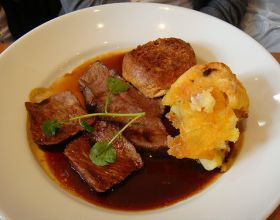 Roast-beef-a-la-sauce-de-legumes-et-brandy-pour-4-personnes-par-Krissandreszgz